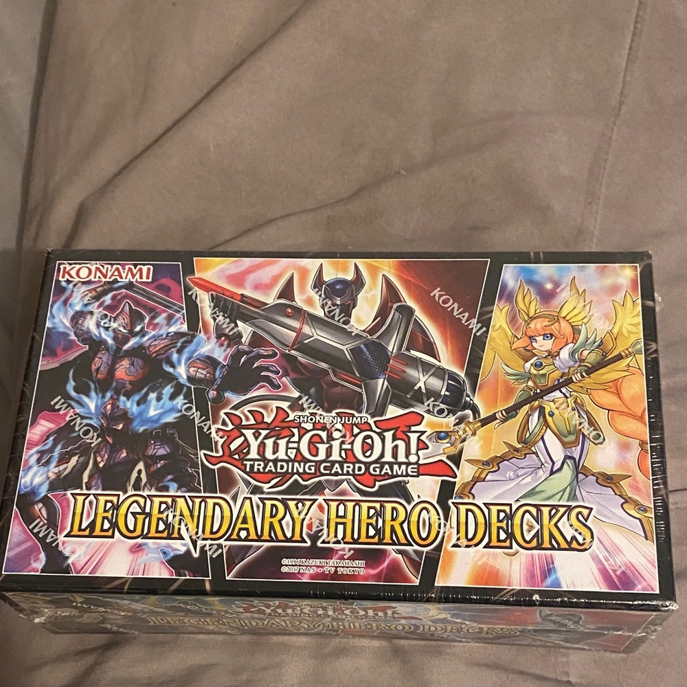 Konami Yu-Gi-Oh! Legendary Hero Decks Collector Box - Black, Gold, Red